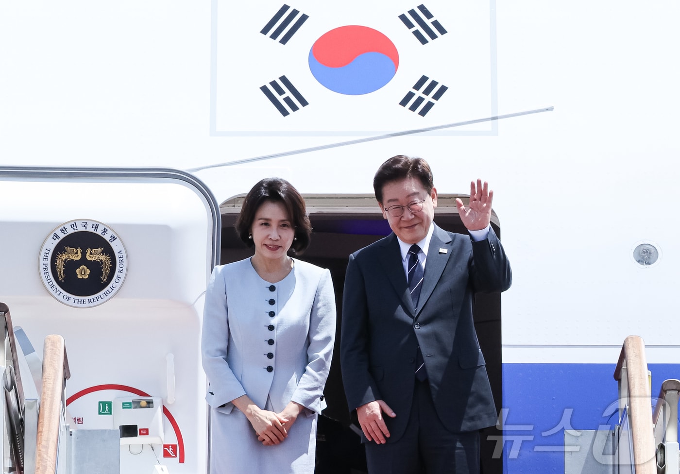 미국·남미 순방 일정에 나선 이재명 대통령과 김혜경 여사가 지난 24일 성남 서울공항을 통해 출국하며 인사를 하고 있다. ⓒ 뉴스1 허경 기자