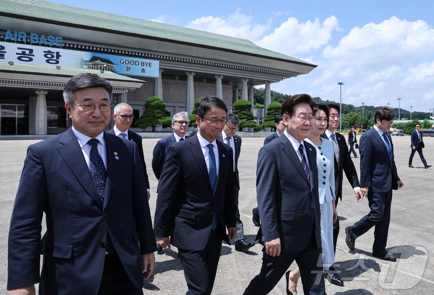 미국·남미 순방 일정에 나선 이재명 대통령과 김혜경 여사가 지난 24일 성남 서울공항에서 공군1호기로 이동하고 있다. ⓒ 뉴스1 허경 기자