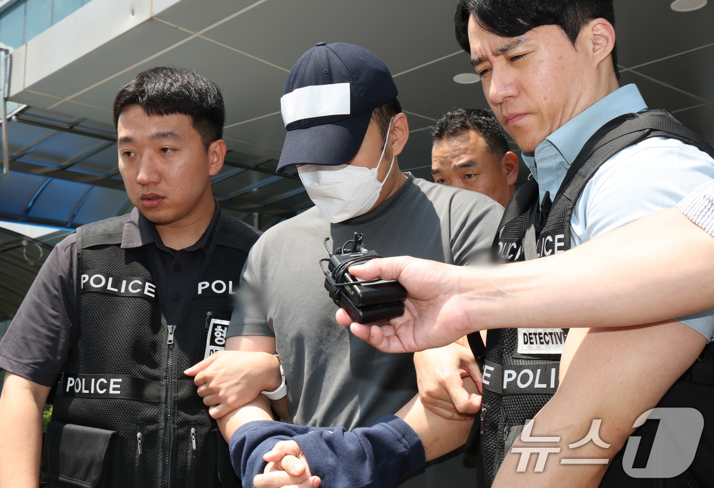 경기 화성시 동탄신도시에서 수십억 원대 전세사기를 벌인 후 해외로 도피했다가 현지 경찰에 붙잡혀 최근 송환된 서울중앙지검 소속 수사관 A 씨가 24일 경기 용인시 영통구 용인동부경찰서에서 영장실질심사(구속 전 피의자 심문)를 받기 위해 호송차로 향하고 있다. 2026.7.24 ⓒ 뉴스1 김영운 기자