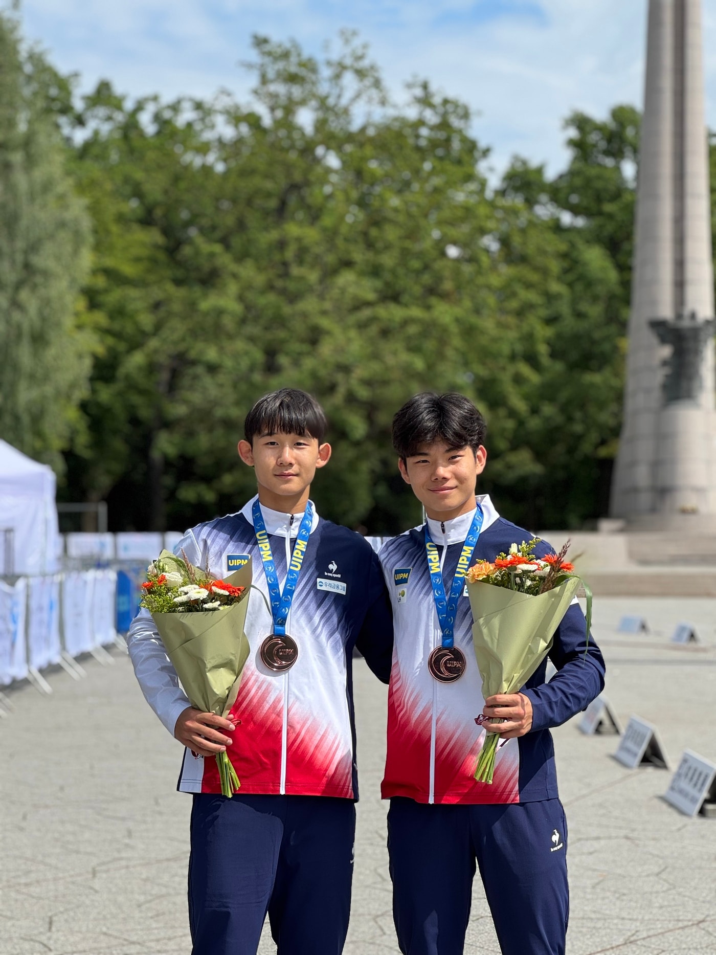 김동원(왼쪽)과 신현규가 23일(현지시간) 열린 U-17 근대5종 세계선수권 남자 계주에서 동메달을 수확했다. (대한근대5종연맹 제공)