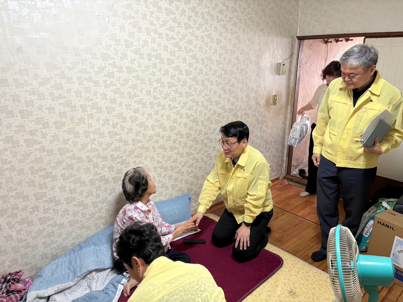 홍종원 충남도 행정부지사(가운데)가 천안 쪽방촌 주민의 애로사항을 청취하고 있다.(도 제공. 재판매 및 DB금지)/뉴스1