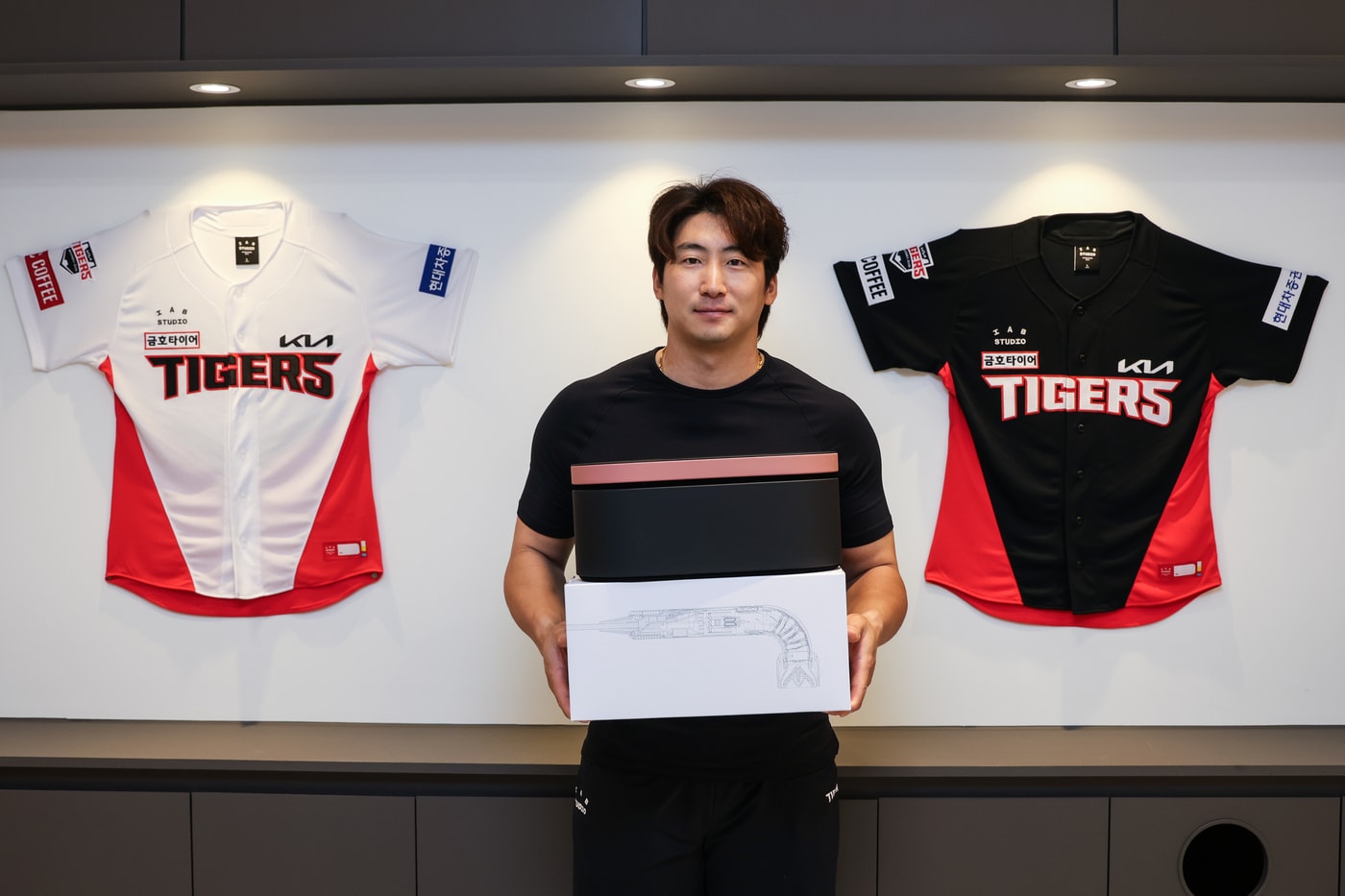 KIA 타이거즈 주장 나성범이 송호섬 구단주의 선물을 받은 뒤 기념촬영을 하고 있다. (KIA 제공)