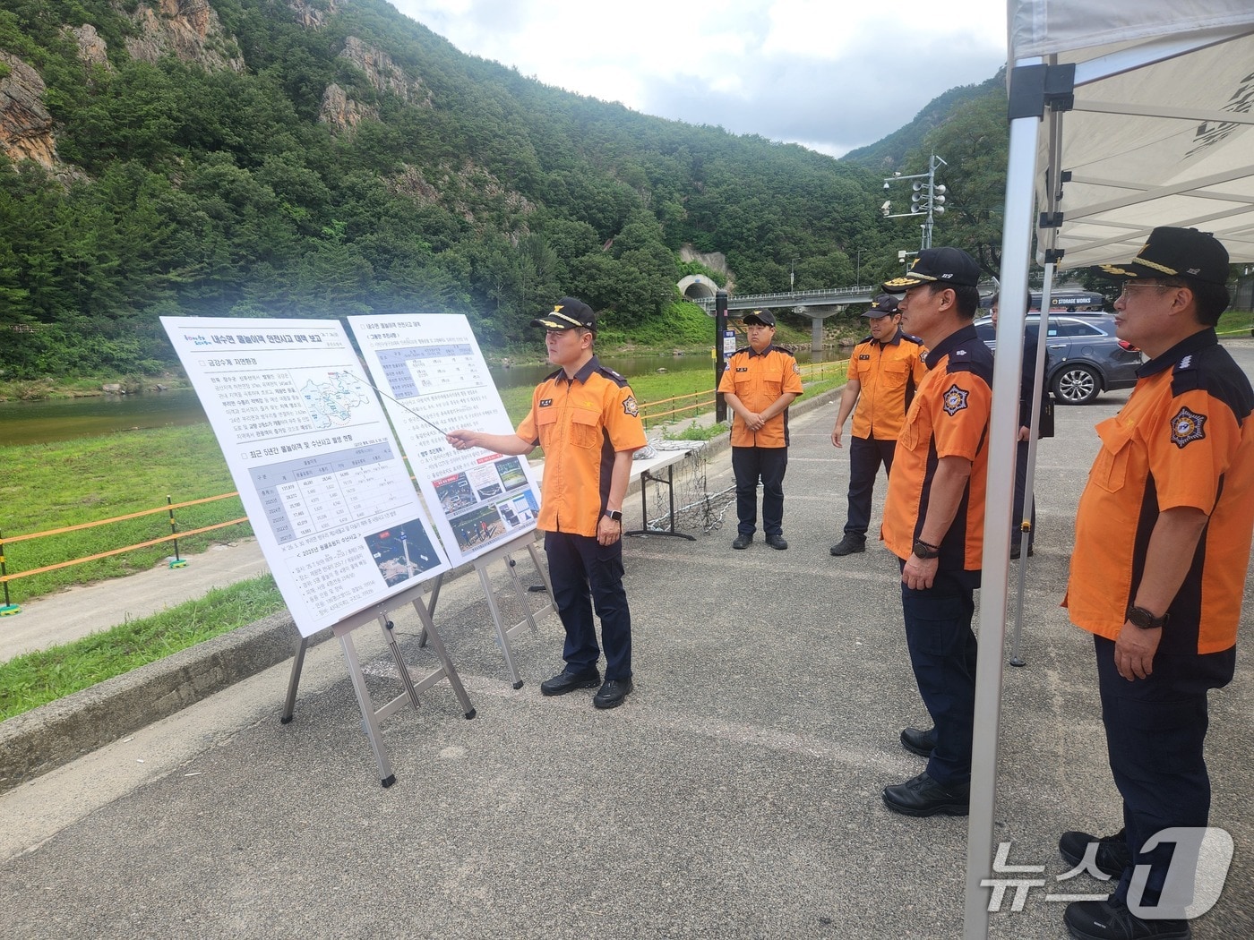 백승두 충남소방본부장이 24일 금산 시민수상구조대를 방문해 안전 관리 실태를 점검하고 있다. (충남소방본부 제공, 재판매 및 DB금지) / 뉴스1