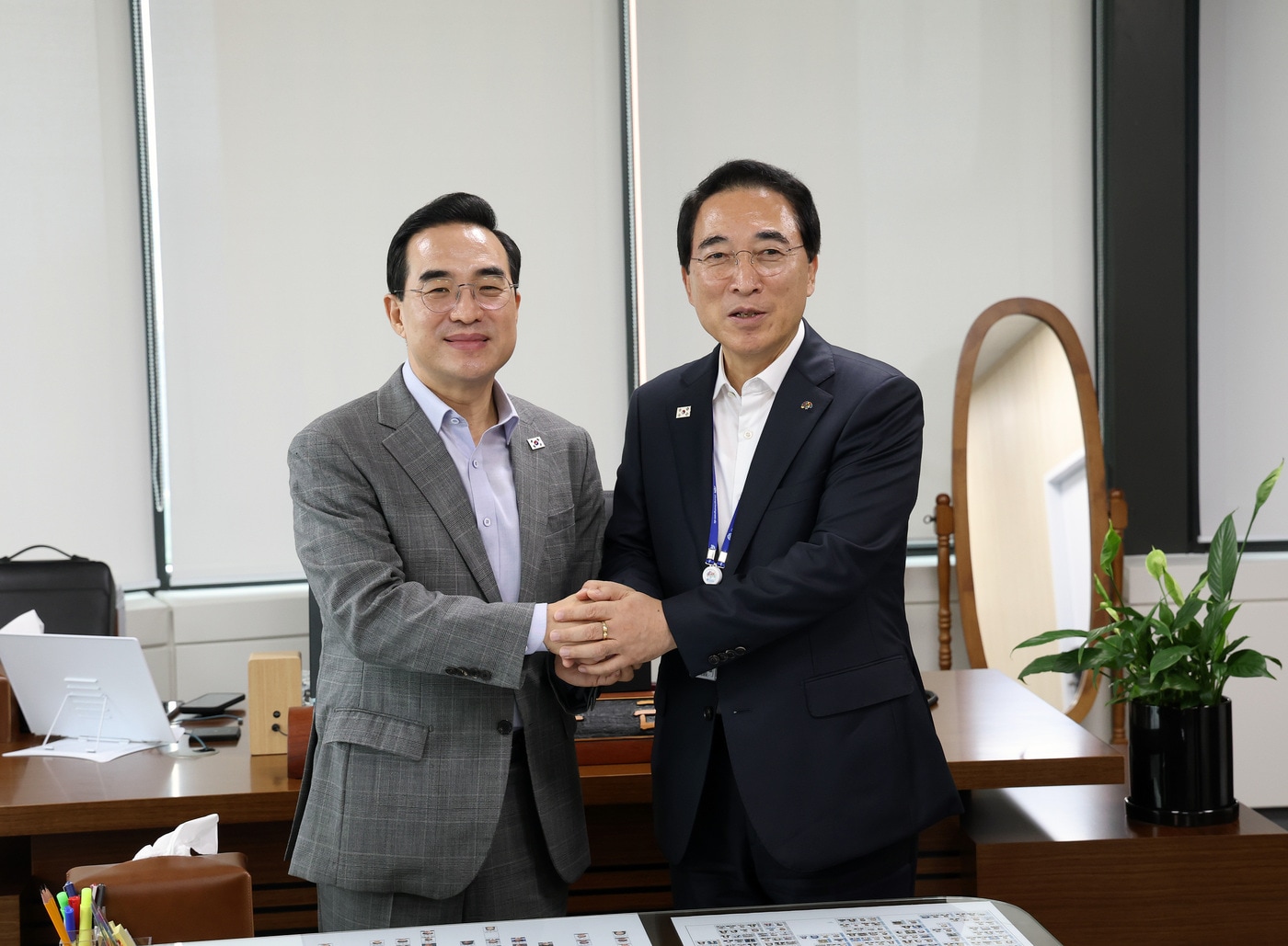 박수현 충남지사(오른쪽)와 박홍근 기획예산처 장관 (도 제공. 재판매 및 DB금지)/뉴스1