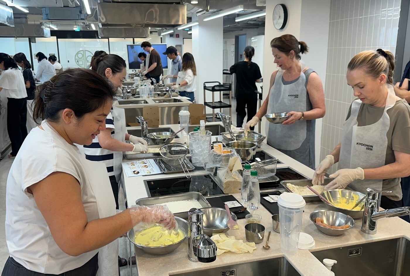 K-치킨 배우러 오산·이천에...치킨 3사, 외국인 조리 체험 늘린다 - 뉴스 썸네일 이미지