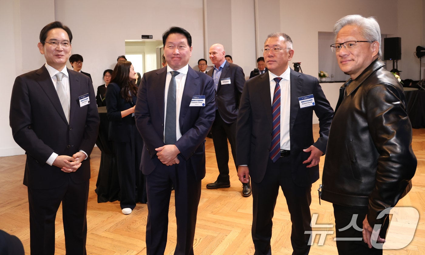 이재용 삼성전자 회장(왼쪽부터)과 최태원 SK그룹 회장, 정의선 현대차그룹 회장, 젠슨 황 엔비디아 CEO가 24일(현지시간) 미국 샌프란시스코 미드웨이에서 열린 AI 서밋에 참석해 있다. 2026.7.25 ⓒ 뉴스1 허경 기자