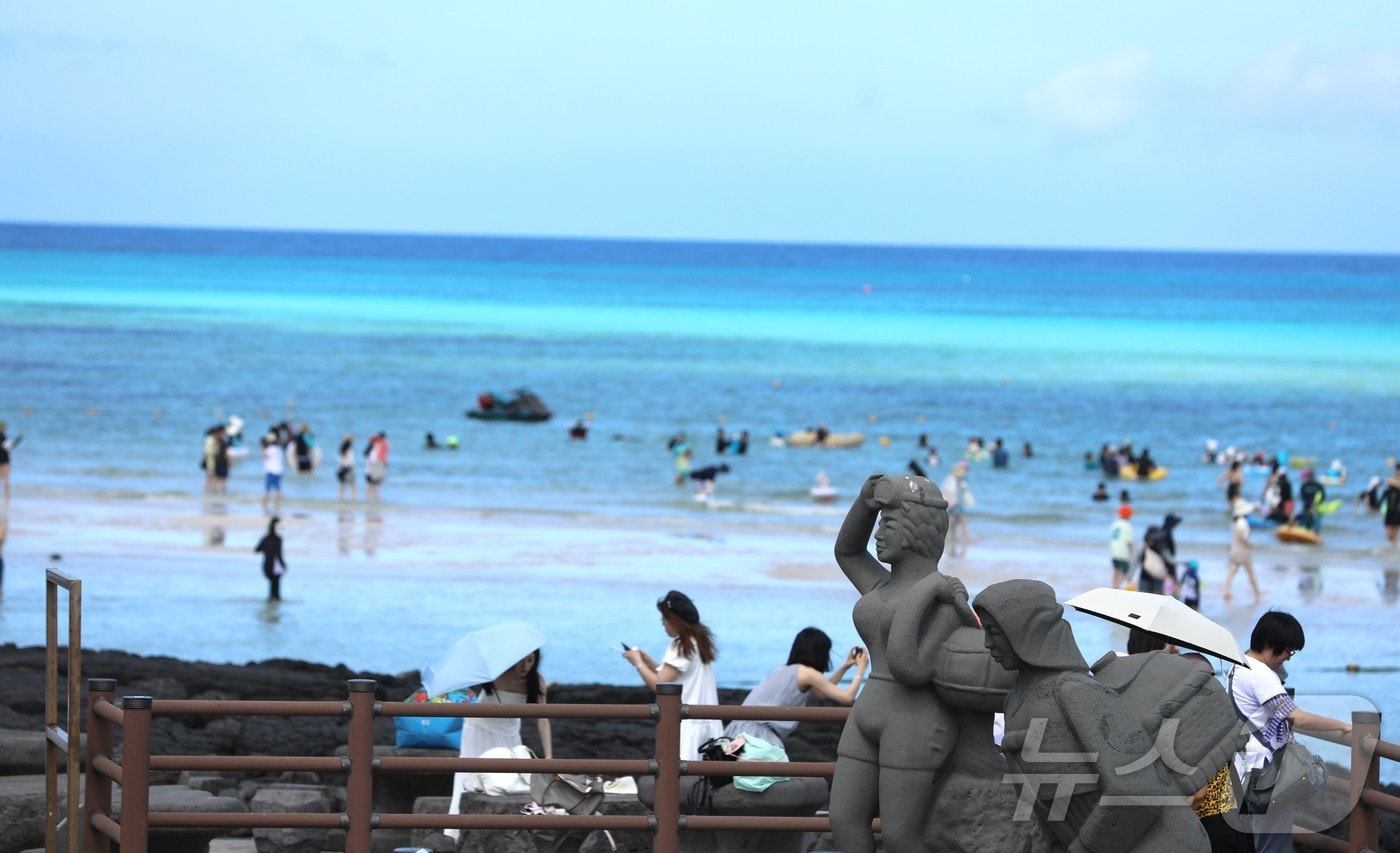 산지를 제외한 제주도 전역에 폭염특보가 발효된 25일 오전 제주시 한림읍 협재해수욕장이 피서객들로 붐비고 있다. 2026.7.25 2026.7.25 ⓒ 뉴스1 강승남 기자