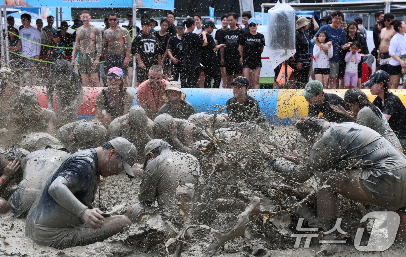 보령 대천해수욕장 머드엑스포광장에 마련된 머드축제장에서 외국인 등 관광객들이 즐거운 시간을 보내고 있다. ⓒ 뉴스1 김기태 기자