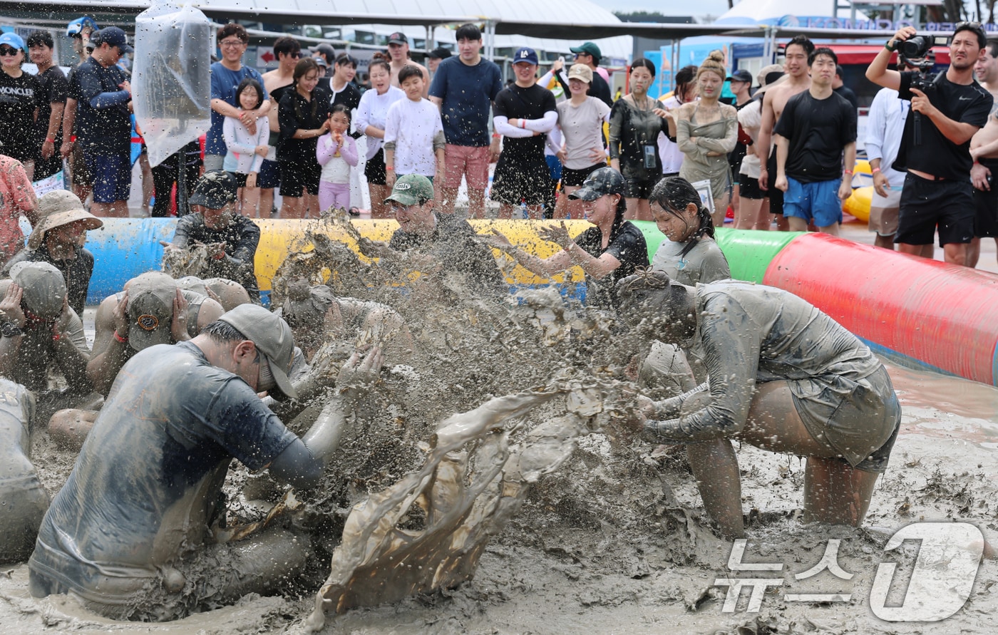 28일 폭염특보가 발효된 대전·충남은 낮 최고체감온도가 33도 안팎까지 오르는 무더위가 이어질 것으로 예보됐다. 보령 대천해수욕장 머드엑스포광장에 마련된 축제장에서 외국인 등 관광객들이 즐거운 시간을 보내고 있다. ⓒ 뉴스1 김기태 기자