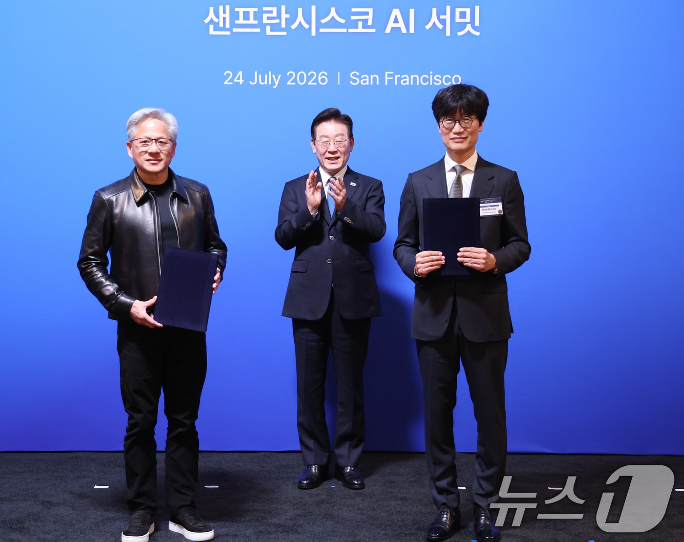 이해진 네이버 이사회 의장과 젠슨 황 엔비디아 최고경영자가 24일(현지시간) 이재명 대통령이 임석한 가운데 미국 샌프란시스코 더 미드웨이에서 열린 AI 서밋에 앞서 글로벌 AI 팩토리 구축을 위해 지분 투자 유치에 관한 전략적 투자협약을 체결한 뒤 기념촬영을 하고 있다. 2026.7.25 ⓒ 뉴스1 허경 기자