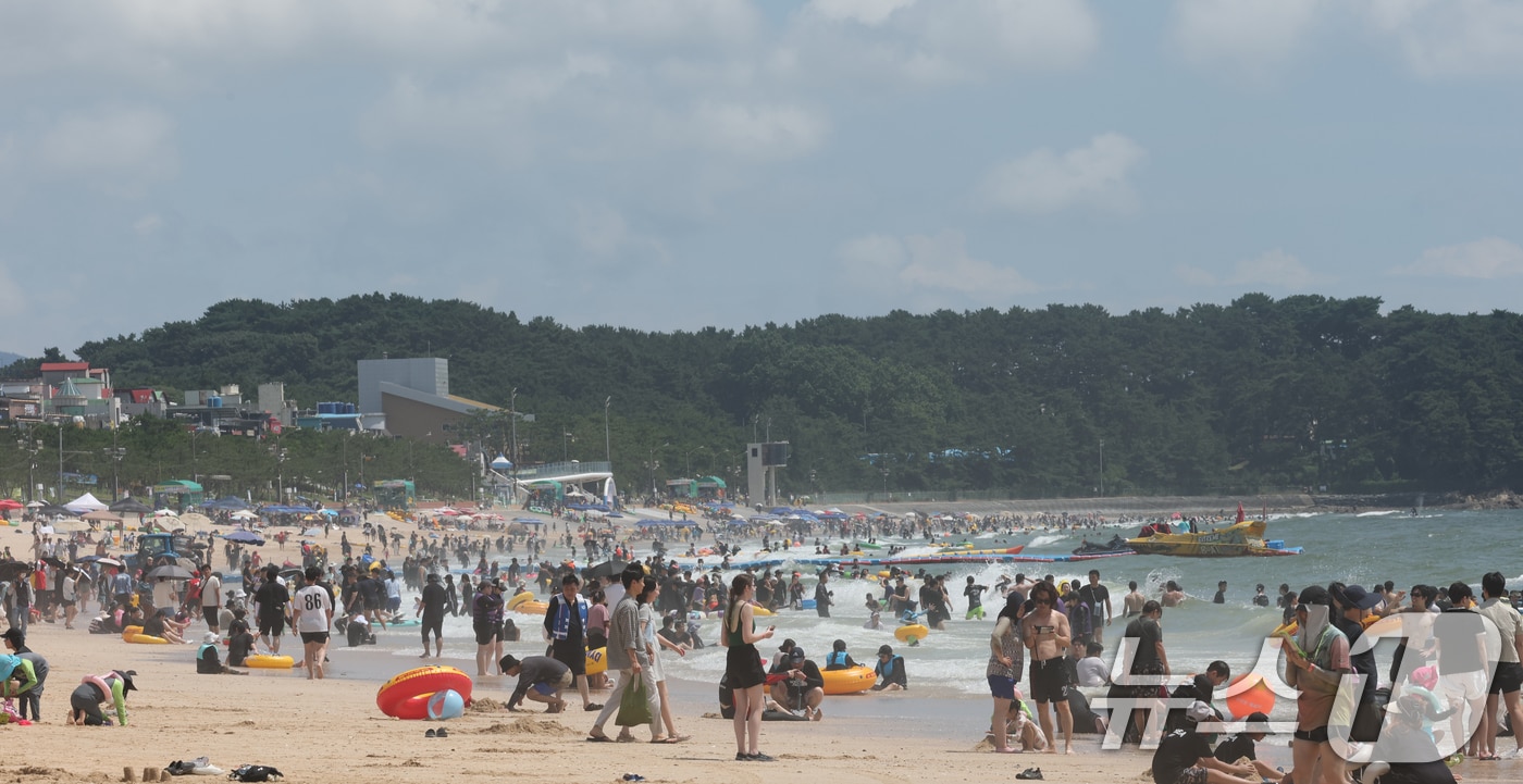 폭염주의보가 발효된 25일 충남 보령 대천해수욕장에서 관광객들이 주말을 맞아 즐거운 시간을 보내고 있다. 대천해수욕장 일원에서 진행되는 제29회 보령머드축제는 오는 8월 9일까지 다양한 머드체험과 공연, 야간 프로그램 등이 이어질 예정이다. 2026.7.25 ⓒ 뉴스1 김기태 기자