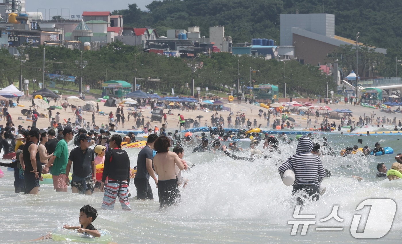 27일 폭염특보가 발효된 대전·충남은 낮 최고체감온도가 33도 안팎까지 오르는 무더위가 이어질 것으로 예보됐다. 충남 보령 대천해수욕장에서 관광객들이 주말을 맞아 즐거운 시간을 보내고 있다. ⓒ 뉴스1 김기태 기자