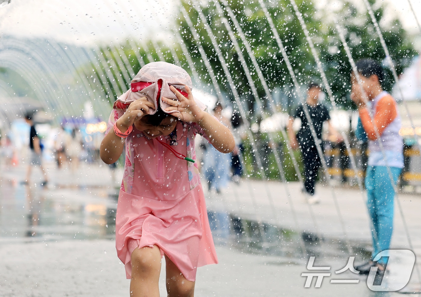 무더위가 계속 이어진 25일 분수대에서 어린이들이 물놀이를 즐기고 있다. 2026.7.25 ⓒ 뉴스1 이호윤 기자