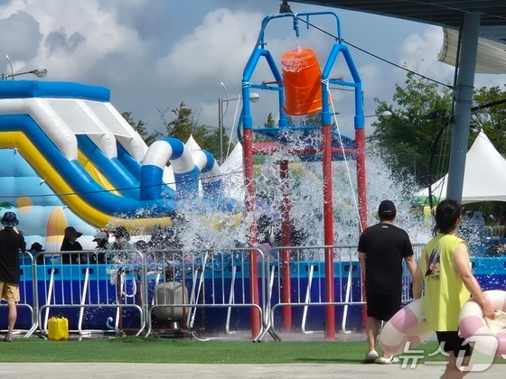 25일 전북 전주시 월드컵경기장에 마련된 '한바탕 전주 여름철 물놀이장' 모습. 워터사스켓에서 물이 쏟아지고 있다./뉴스1