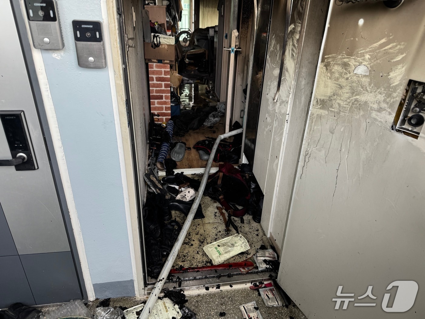 부산 해운대구 반송동의 한 아파트에서 발생한 화재 현장.(부산소방재난본부 제공. 재판매 및 DB금지)