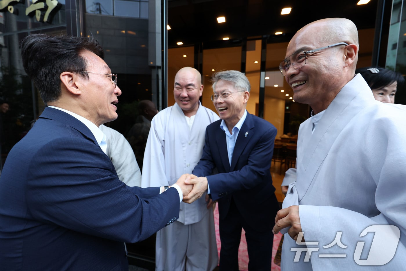 더불어민주당 8·17 전당대회 대표 경선에 진출한 김민석 전 총리가 25일 전남 광주의 한 식당에서 민형배 전남광주통합특별시장과 인사하고 있다. 2026.7.25 ⓒ 뉴스1 이승현 기자