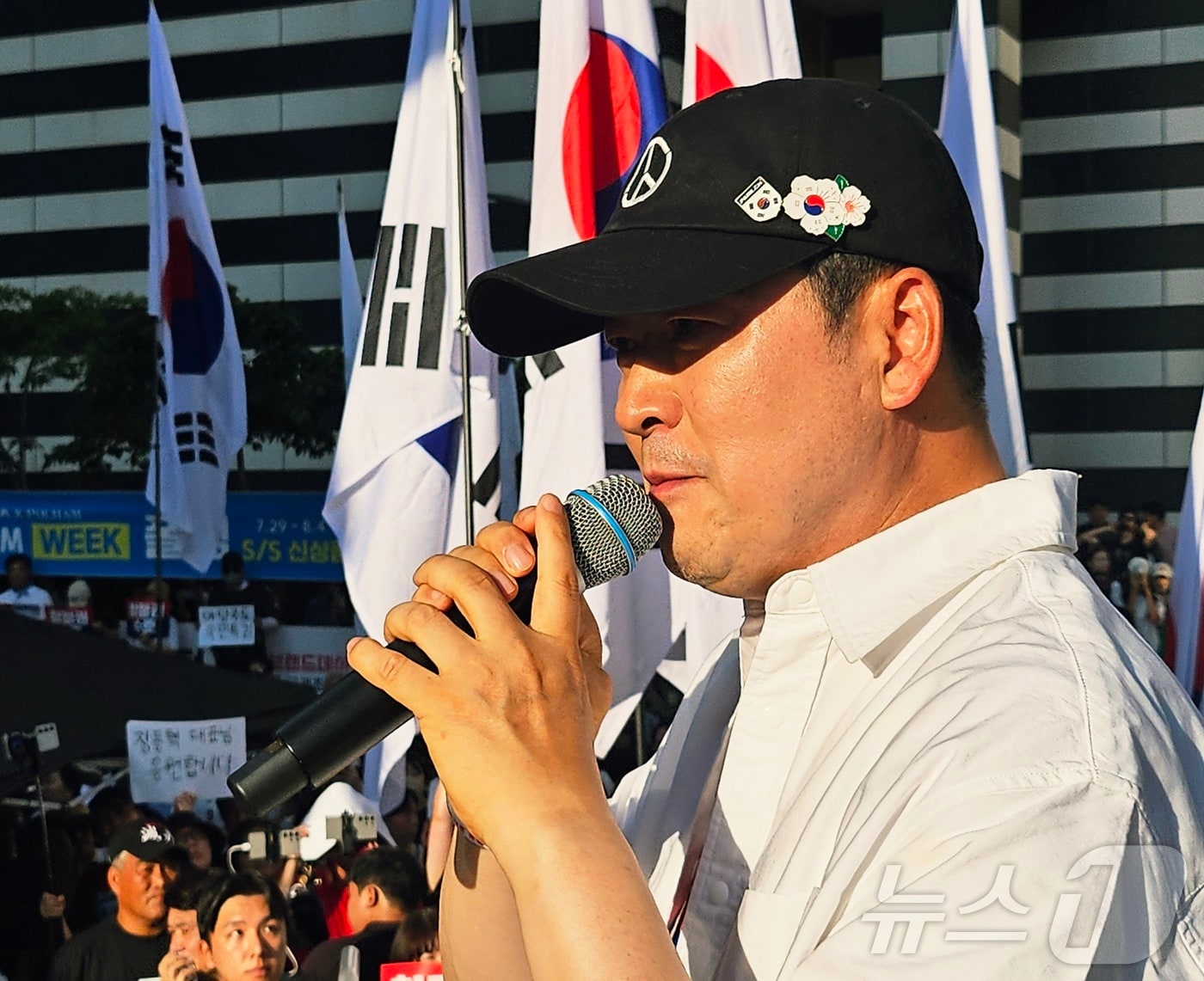 장동혁 국민의힘 대표가 25일 대구 중구 더현대 백화점 앞에서 열린 '참정권 회복 민주주의 수호 국민결의대회'에 참석해 선거관리위원회의 관리 부실을 규탄하는 발언을 하고 있다. 2026.7.25 ⓒ 뉴스1 남승렬 기자