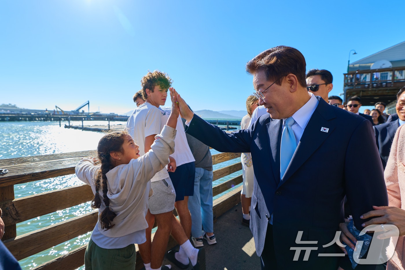 이재명 대통령이 25일(현지시간) 미국 샌프란시스코 피어 39를 찾아 한 어린이와 인사를 나누고 있다. (공동취재) 2026.7.26 ⓒ 뉴스1 허경 기자