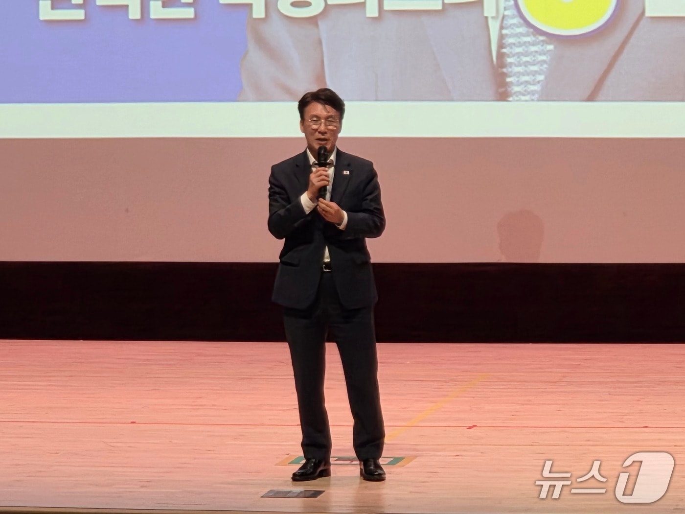 김민석 전 총리가 공주대 더불어민주당 충남세종 당원 초청 콘서트에서 당 대표 지지를 호소하고 있다.2026.7.26/뉴스1