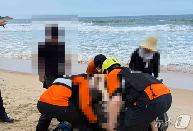 26일 오후 2시 10분쯤 강원 고성군 현내면 화진포 해수욕장에서 수난 사고가 발생, 심정지 환자 2명이 병원으로 옮겨졌다. (강원도소방본부 제공. 재판매 및 DB금지) 2026.7.26/뉴스1