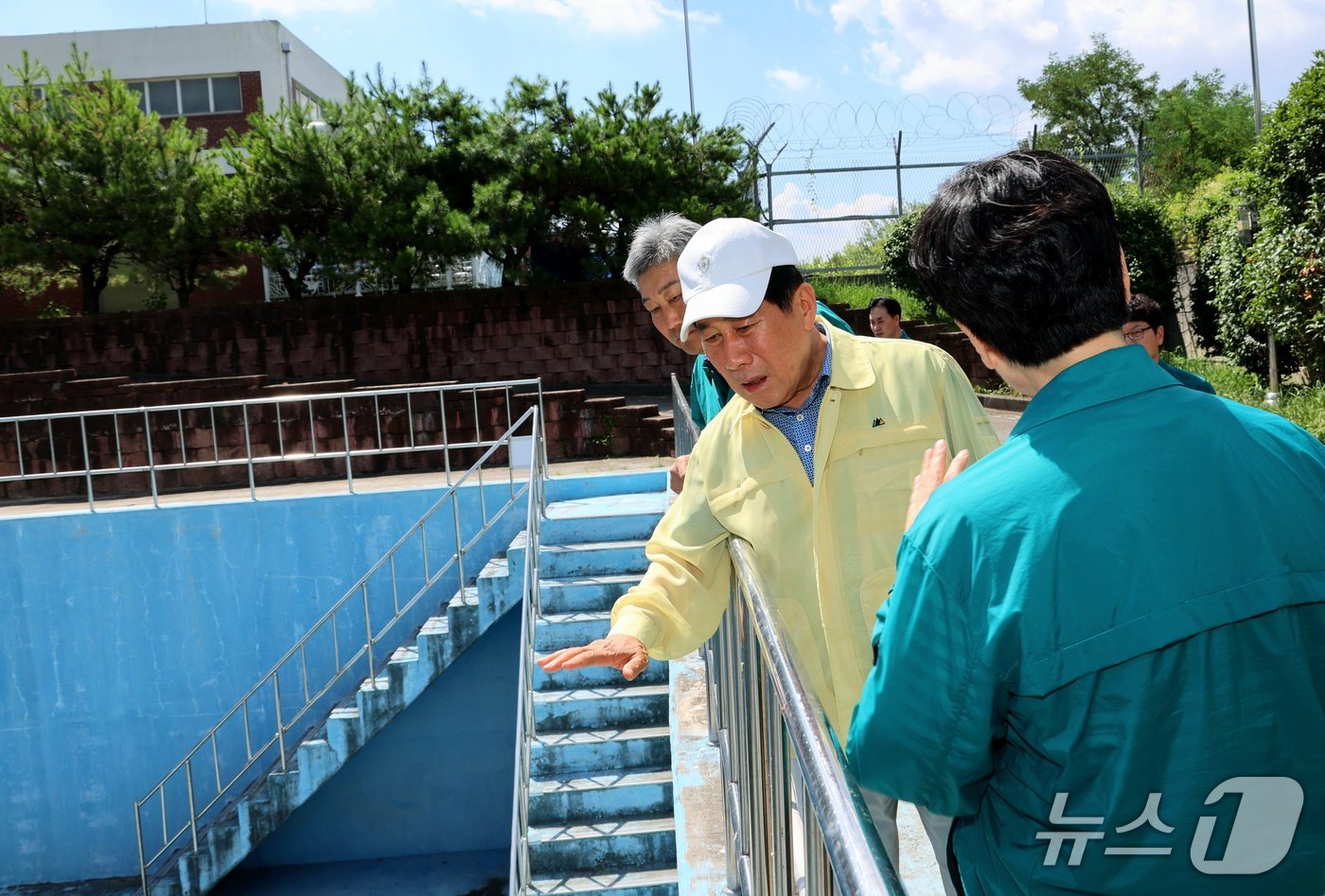 나동연 양산시장이 26일 물금 취수장을 둘러보고 있다. (양산시 제공. 재판매 및 DB금지)
