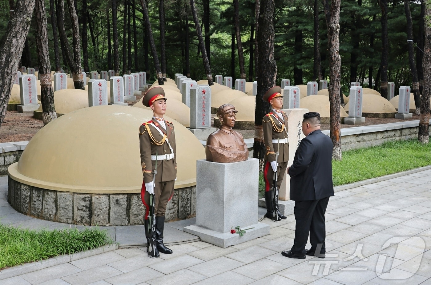 (평양 노동신문=뉴스1) = 북한 노동당 기관지 노동신문은 27일 김정은 노동당 총비서가 '전승절'(한국전쟁 정전협정체결일) 73주년을 맞아 전날 평안남도 회창군의 중국인민지원군열사릉원을 참배했다고 보도했다. [국내에서만 사용가능. 재배포 금지. DB 금지. For Use Only in the Republic of Korea. Redistribution Prohibited] rodongphoto@news1.kr