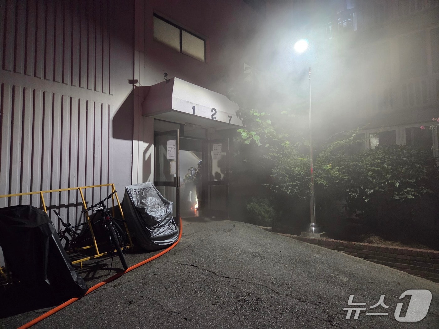 지난 26일 오후 9시 53분쯤 전남광주 북구 각화동의 한 아파트 배전반에서 불이 나 소방당국이 화재를 진화하고 있다.(광주 북부소방 제공. 재판매 및 DB 금지)