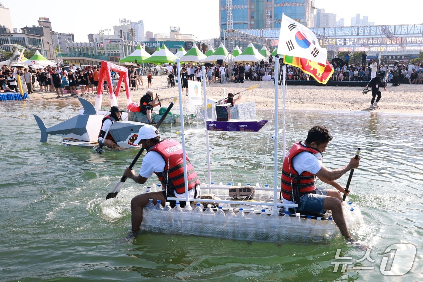 2026 울산 조선해양축제 행사인 '기발한 배 콘테스트'가 26일 열려 참가자들이 바다에서 레이싱 대회를 하고 있다.(울산 동구 제공. 재판매 및 DB금지)/뉴스1