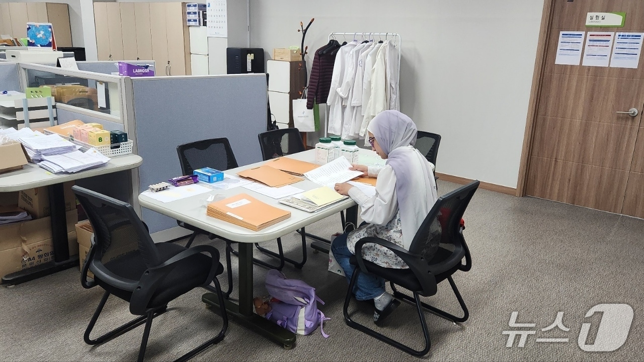 강원 춘천의 한 기업에 인터십에 참여한 외국인 유학생.(춘천시 제공, 재판매 및 DB금지)