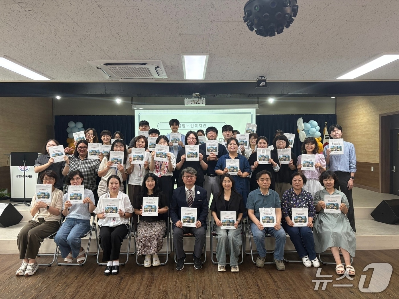 전북 전주시 금암노인복지관이 직원들을 대상으로 '상반기 사업평가회'를 진행하고 있다.(복지관제공, 재판매 및 DB금지)2026.7.27/뉴스1