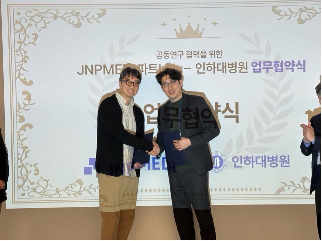 제이앤피메디, 인하대병원과 오가노이드 기반 디지털 신약개발 업무협약 체결. 좌측이 제이앤피메디 이재현 실장, 우측이 인하대병원 유준일 교수. (제이앤피메디 제공)