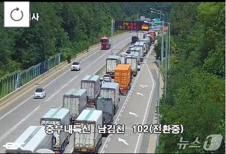 27일 오전 10시 1분쯤 경북 김천시 남면 중부내륙고속도로 남김천IC 인근에서 양평 방향으로 103.4km 달리던 25톤 화물차에 불이 나 차량이 정체현상을 보이고 있다. (도로공사 CCTV 갈무리,재판매 및 DB금지)/뉴스1