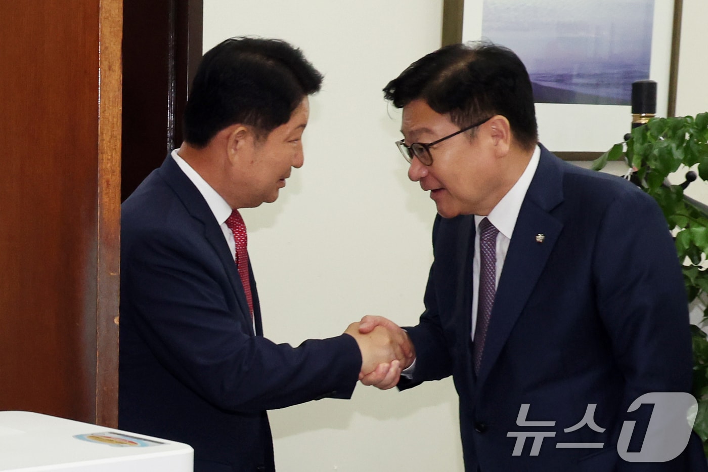'멱살 소동'을 일으킨 권영진 국민의힘 의원이 27일 오전 서울 여의도 국회 국민의힘 원내대표실에서 정점식 원내대표와 면담 후 악수를 나누고 있다. 2026.7.27 ⓒ 뉴스1 황기선 기자