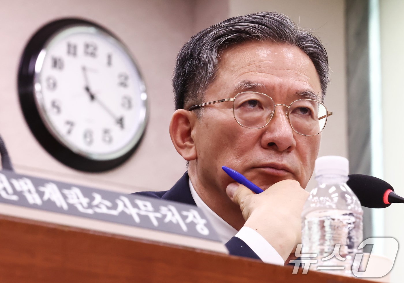 정성호 법무부 장관이 27일 오전 서울 여의도 국회에서 열린 법제사법위원회 전체회의에 출석, 생각에 잠겨 있다. 2026.7.27 ⓒ 뉴스1 김민지 기자