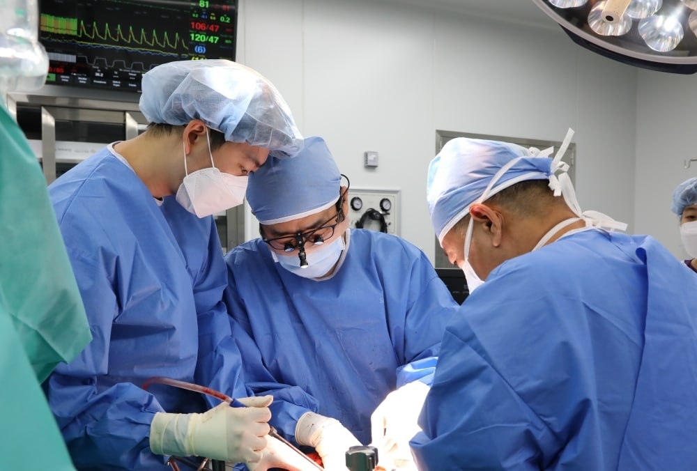 순천향대 부속 천안병원 장기이식팀 수술 모습.(순천향대 부속 천안병원 제공. 재판매 및 DB금지)/뉴스1