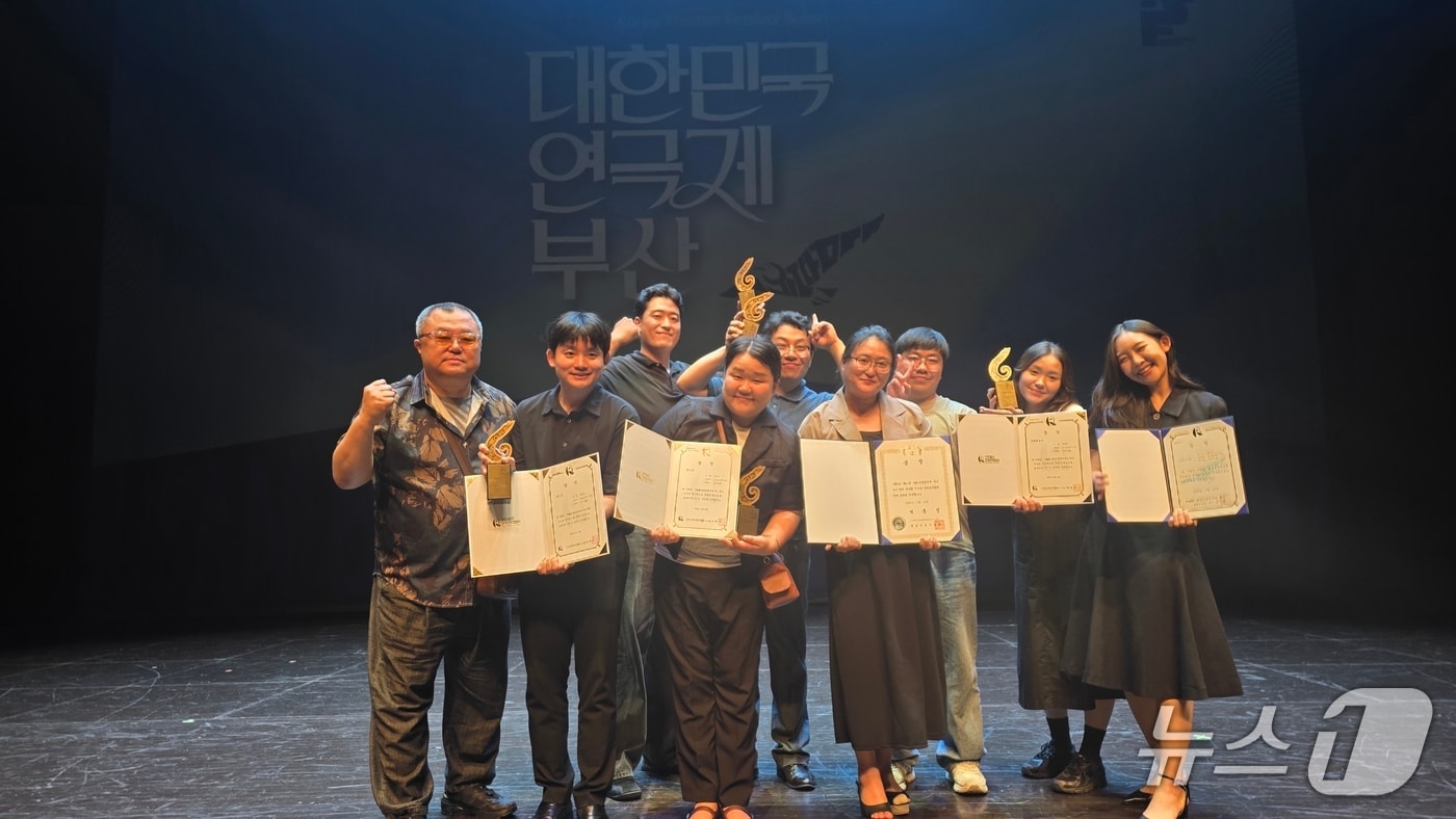 44회 대한민국연극제 대통령상을 수상한 극단 늘품 관계자들과 출연진들.(극단 늘품 제공. 재판매 및 DB금지)/뉴스1