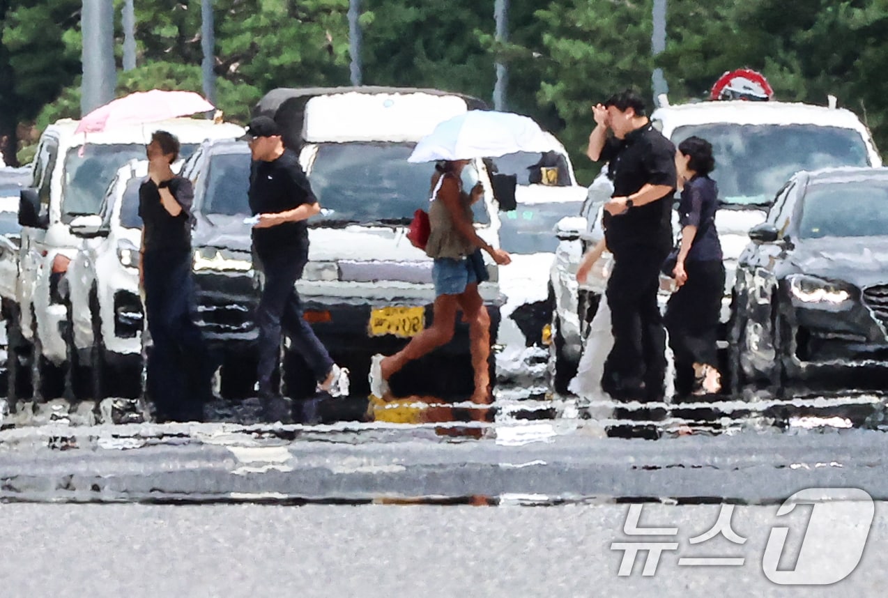 폭염이 이어진 27일 서울 영등포구 여의도 일대 뜨겁게 달궈진 아스팔트 위로 아지랑이가 피어오르고 있다. ⓒ 뉴스1 김도우 기자