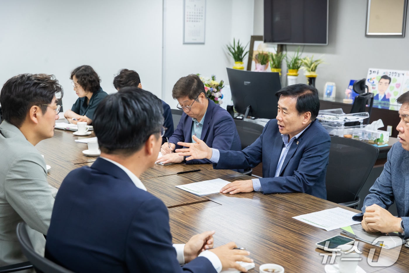 구재용 인천 서해구청장이 27일 오전 10시 쿠팡 관계자들과 만나 주민 지원 방안을 논의하고 있다.(인천 서해구 제공/뉴스1)