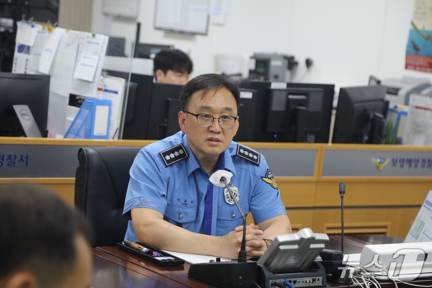 장윤석 신임 보령해양경찰서장이 27일 보령해양경찰서 상황실을 방문해 치안 현황을 보고받고 있다. (보령해경 제공, 재판매 및 DB금지) / 뉴스1