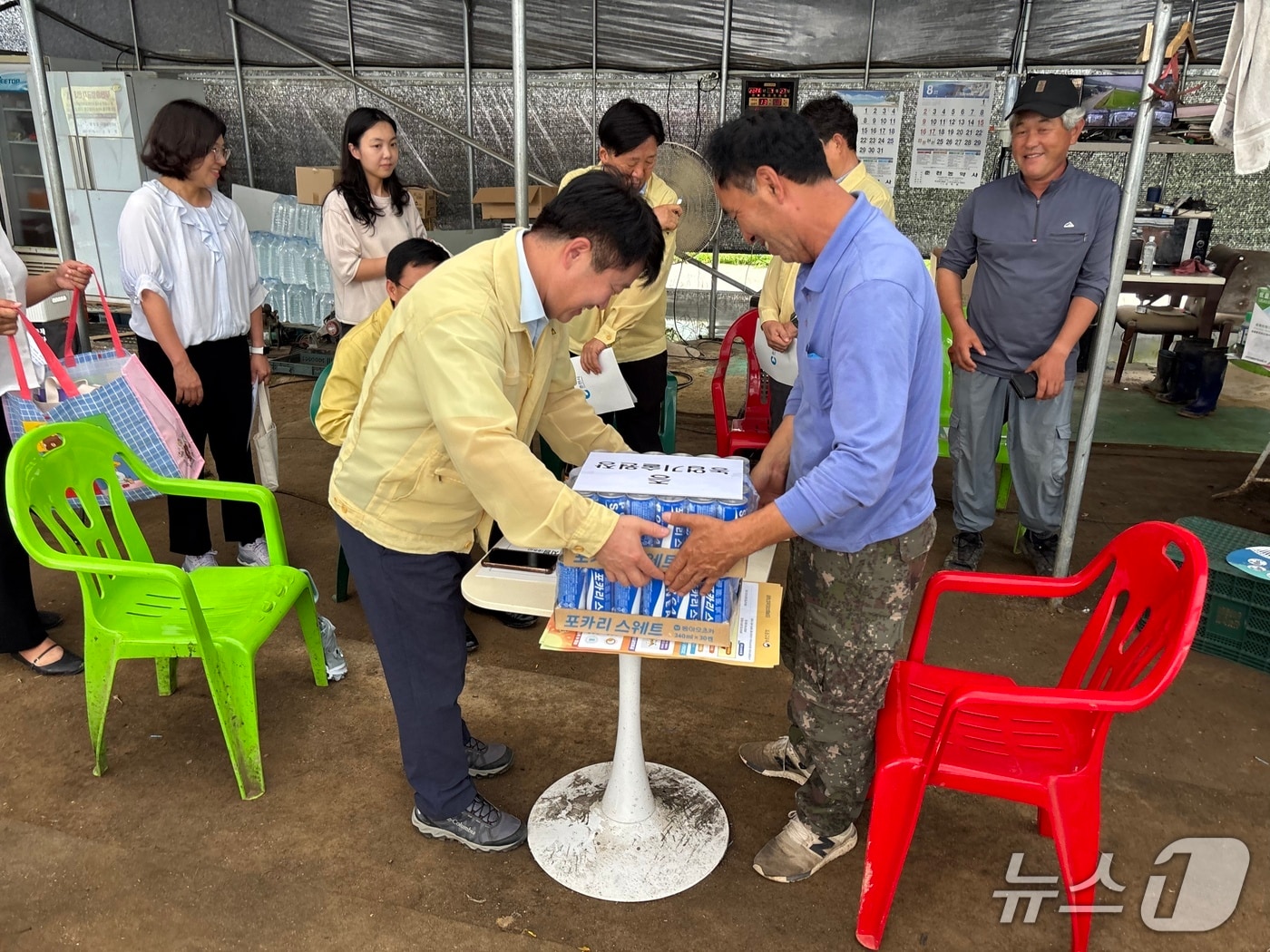 강원특별자치도농업기술원, 농업인 온열질환 예방 실태 점검 및 보호 물품 나눔.(강원농기원 제공, 재판매 및 DB금지)