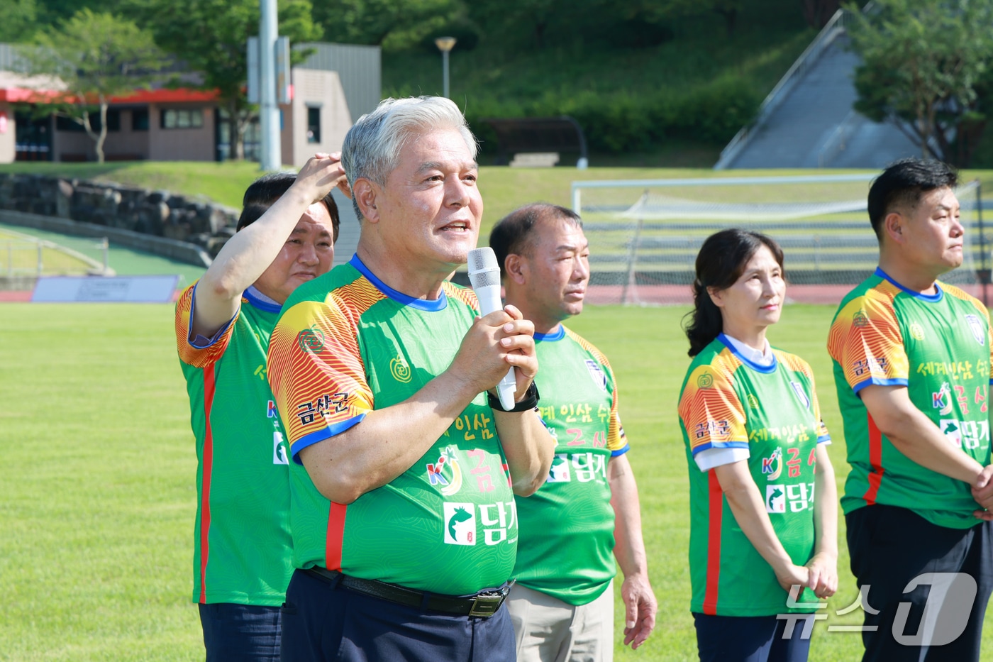 금산인삼FC가 지난 25일 홈경기에 앞서 2026년 하반기 개막식을 열고 지역 주민들과 함께 하반기 선전을 다짐했다.(금산군 제공. 재판매 및 DB금지) /뉴스1