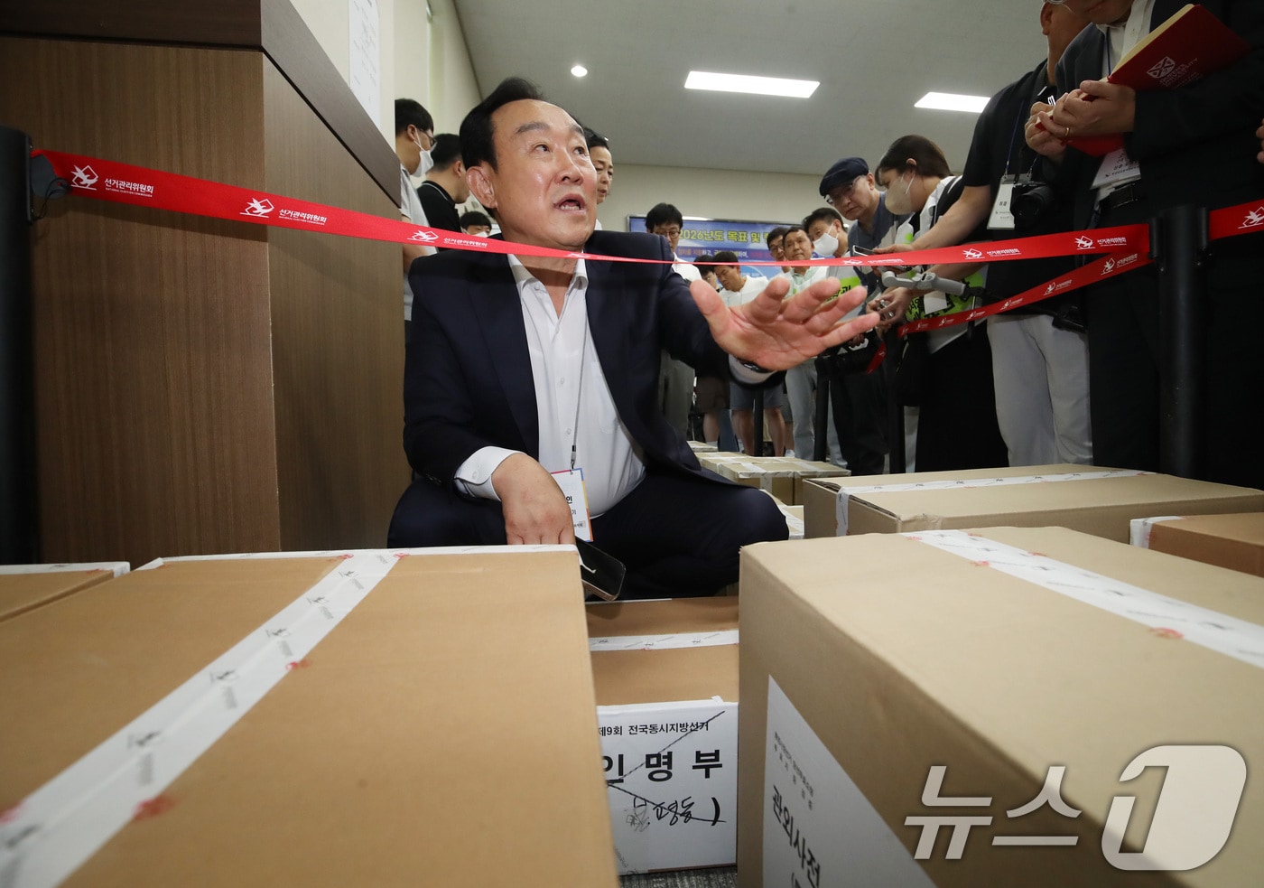 지난달 27일 경남 창원 성산구 경남도선거관리위원회 대회의실에서 6·3 지방선거에서 44표 차로 당락이 갈린 통영시장 선거 재검표에 앞서 도 선관위 관계자들과 당선 무효 소청인인 천영기 전 통영시장 투표지 보관상자를 확인하고 있다. 2026.7.27 ⓒ 뉴스1 윤일지 기자
