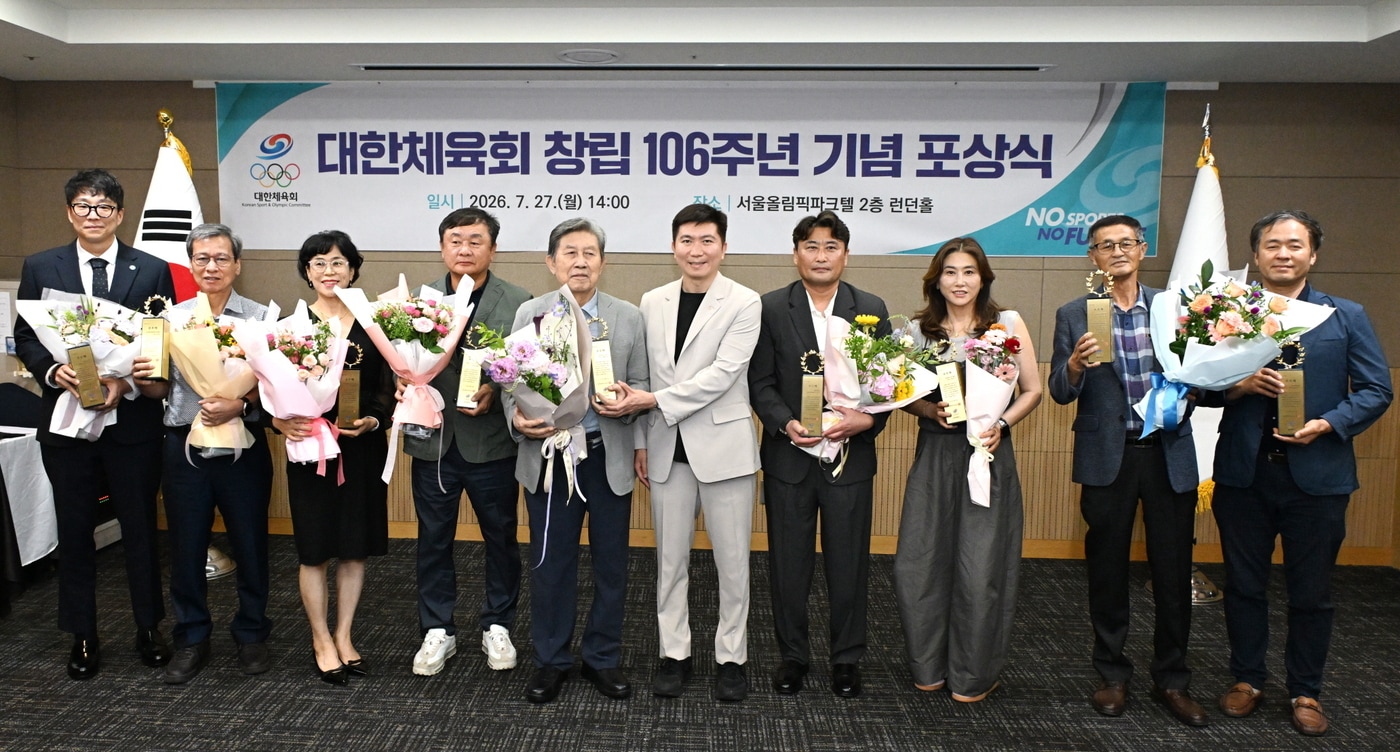 유승민 대한체육회장(오른쪽에서 다섯번째)이 창립 106주년 기념 포상식에서 체육유공자 부문에게 수상 후 기념 사진 촬영을 하고 있다.(대한체육회 제공)