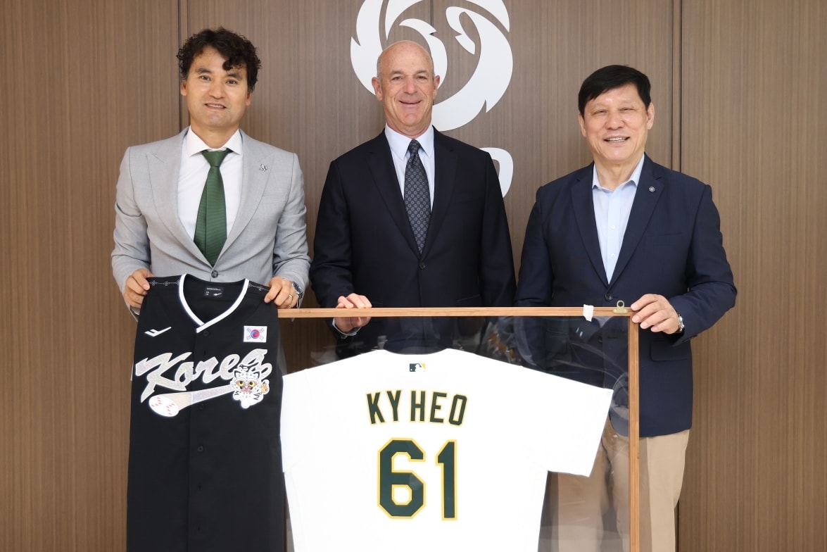 오른쪽부터 허구연 KBO 총재, 존 피셔 애슬레틱스 구단주, 박찬호 수석고문. (KBO 제공)