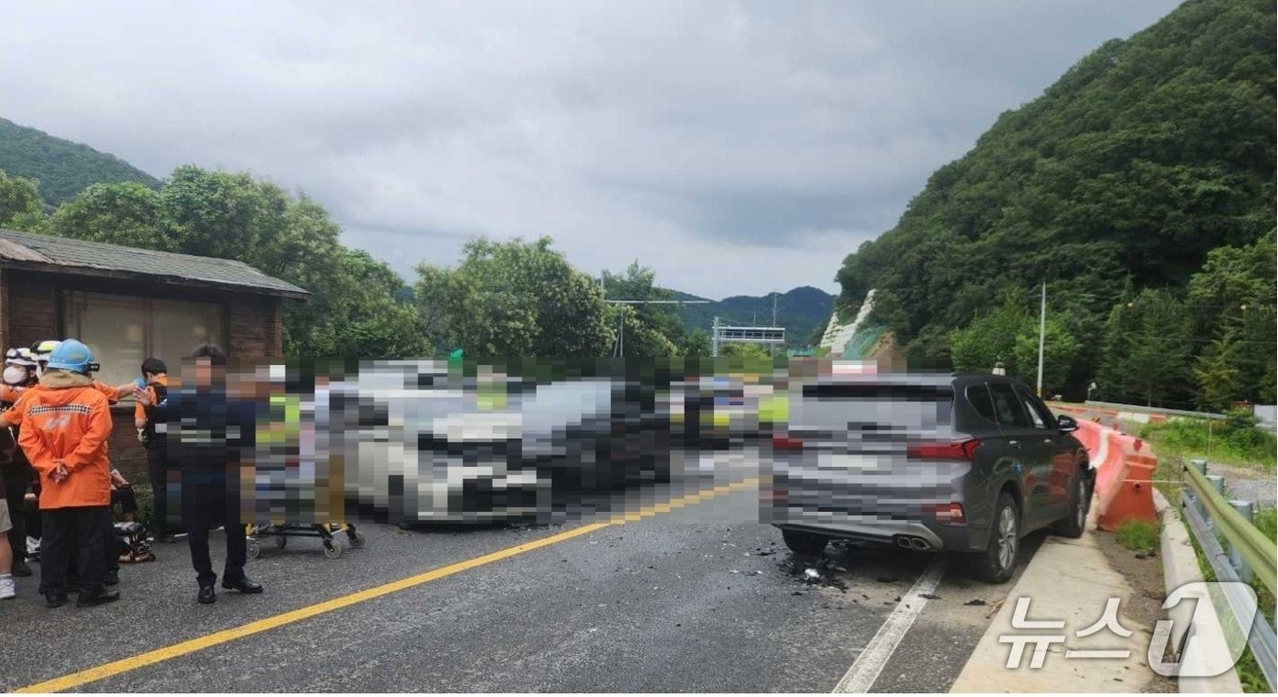 강원 춘천 사북면 원평리 3중 추돌 교통사고 현장.(강원도소방본부 제공, 재판매 및 DB금지)