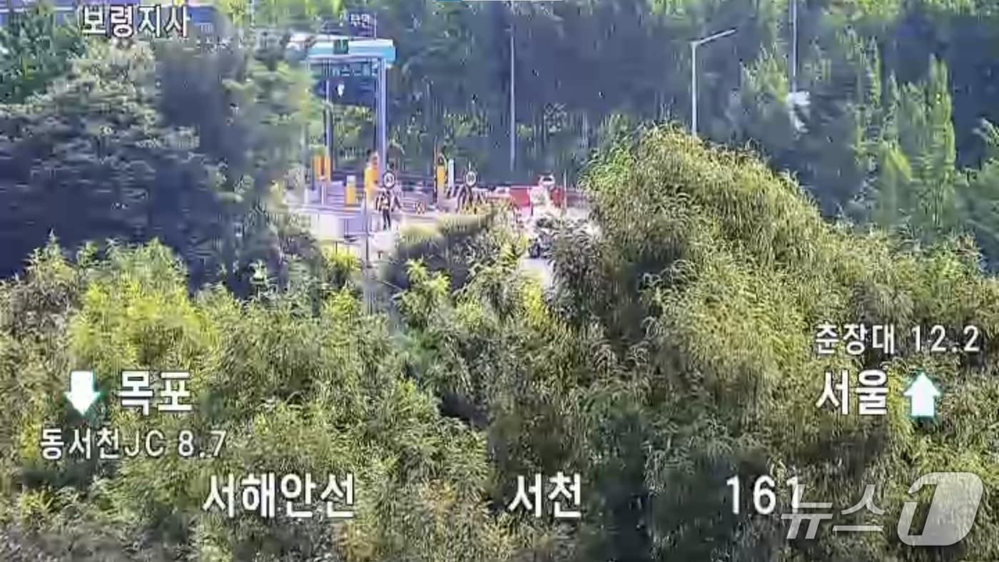 서천 서해안고속도로 사고 현장. (도로공사 CCTV 갈무리, 재판매 및 DB금지) /  뉴스1 