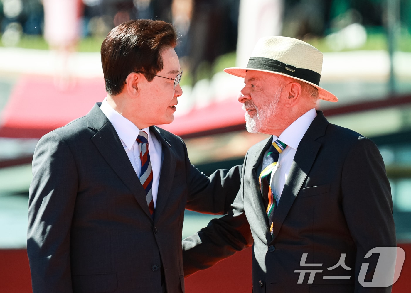 이재명 대통령이 27일(현지시간) 브라질 대통령관저에서 열린 공식 환영식에서 루이스 이나시우 룰라 다 시우바 대통령과 대화를 하고 있다. 2026.7.27 ⓒ 뉴스1 허경 기자