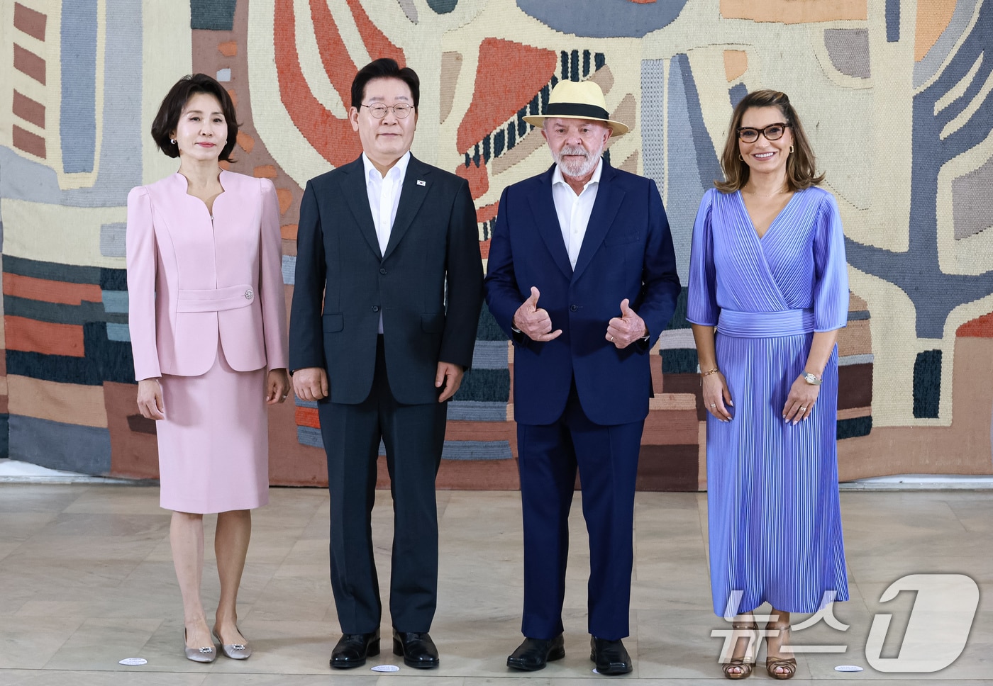 이재명 대통령과 루이스 이나시우 룰라 다 시우바 대통령, 김혜경 여사, 호잔젤라 다시우바 여사가 27일(현지시간) 브라질 외교부궁에서 열린 문화공연 및 리셉션에서 기념촬영을 하고 있다. 2026.7.28 ⓒ 뉴스1 허경 기자
