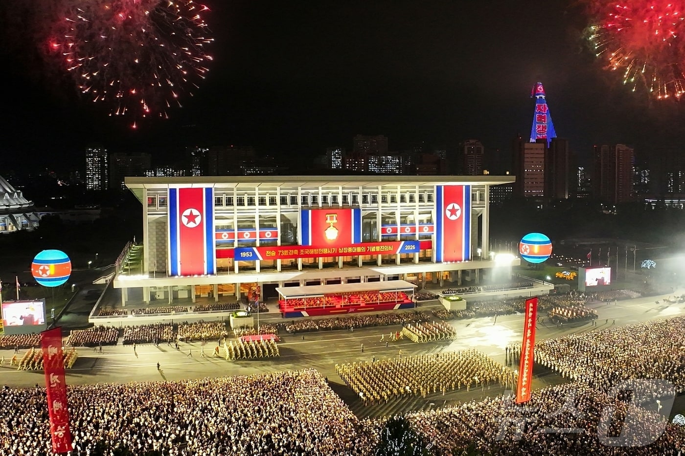 (평양 노동신문=뉴스1) = 북한 노동당 기관지 노동신문은 28일 "전승 73돌 경축 조국해방전쟁 시기 상징종대들의 기념행진 의식이 27일 저녁 수도 평양에서 진행됐다"라고 보도했다.[국내에서만 사용가능. 재배포 금지. DB 금지. For Use Only in the Republic of Korea. Redistribution Prohibited] rodongphoto@news1.kr