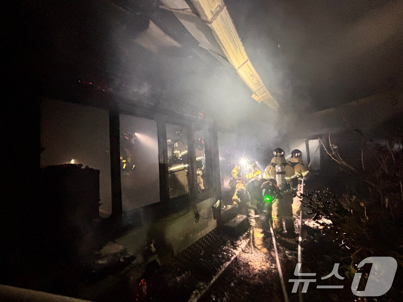 27일 오후 11시 40분쯤 전남광주 목포시 용당동의 한 주택에서 불이 나 소방당국이 진화 작업을 벌이고 있다. (전남광주소방본부 제공. 재판매 및 DB 금지) 2026.7.28 
